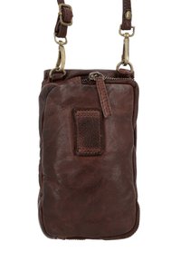 Braune Ledertasche mit strukturiertem Finish, Reißverschluss und kleinem Frontpatch. Ausgestattet mit Messingbeschlägen und verstellbarem Riemen.