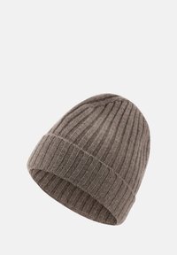 Rjava pletena kapa z navpičnim rebrastim vzorcem in zavihanim robom, zasnovana za toploto in udobje. Mehka volna ali akrilni material.