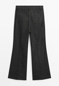 Donkergrijze denim broek met een uitlopende pijp, voorzien van dubbele achterzakken en een strakke, ongecompliceerde uitstraling. Platte voorkant en subtiele textuur.