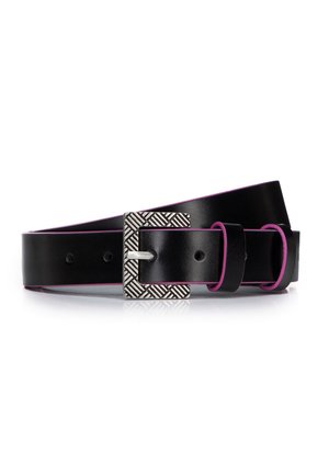 Ceinture en cuir noir avec une boucle en argent à motif. Présente des accents roses le long des bords et cinq trous pour ajuster la taille.