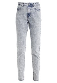 Jeans de mezclilla de talle alto en azul claro con un acabado deslavado, que cuentan con cinco bolsillos, cremallera en la bragueta y un corte ajustado con detalles de costura.