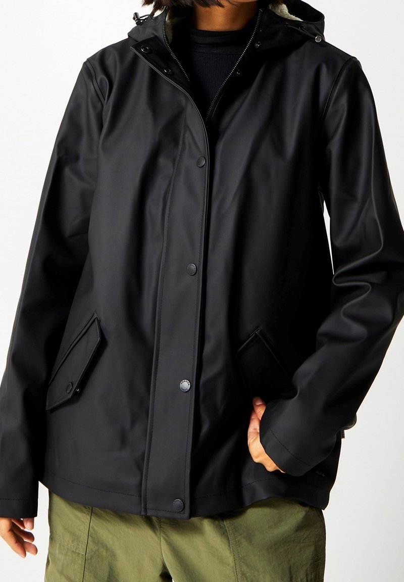 Schwarze wasserdichte Jacke mit Kapuze, Druckknöpfen, Seitentaschen und glatter Textur. Verfügt über verstellbare Manschetten und ein gefüttertes Innenfutter.