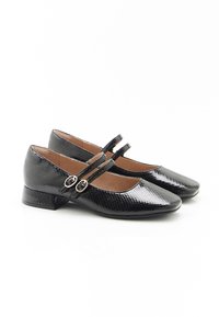 Zapatos Mary Jane de cuero negro con un patrón texturizado de piel de serpiente, con dos correas ajustables y un tacón cuadrado bajo.