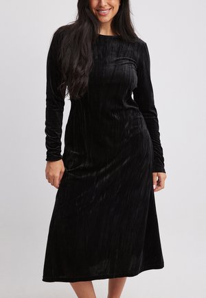 MIT TIEFEM RÜCKENAUSSCHNITT - Denné šaty - black