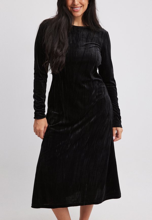 MIT TIEFEM RÜCKENAUSSCHNITT - Freizeitkleid