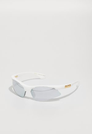 Occhiali da sole bianchi con montatura in plastica curva e lenti grigie. Presentano dettagli dorati sulle aste. Design leggero con uno stile sportivo.