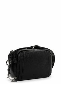 Borsa a tracolla in pelle nera con superficie testurizzata, chiusura a zip e hardware in tonalità argento. Presenta un ciondolo a forma di lettera "Z".