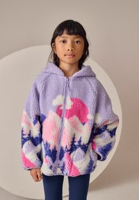 Hanorac din fleece cu fermoar, de culoare lavandă, cu un design de munte roz și albastru. Are glugă și un material moale, texturat.