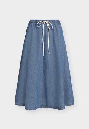 Falda vaquera azul de línea A con cintura elástica y cordón blanco, de longitud hasta la rodilla, sobre fondo liso gris claro.