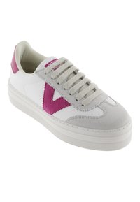 Sneaker bianco con accento in suede rosa a forma di V, linguetta imbottita, punta grigia e suola in gomma testurizzata; dotata di lacci grigi chiari.