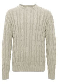 Pull en maille torsadée gris clair avec un col rond côtelé et des poignets côtelés, présentant des motifs texturés et des manches longues.