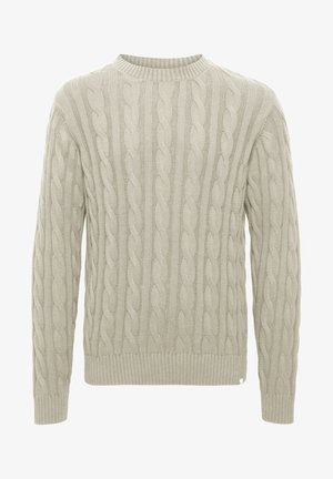 Pull en maille torsadée gris clair avec un col rond côtelé et des poignets côtelés, présentant des motifs texturés et des manches longues.