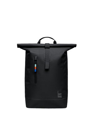 Sort roll-top rygsæk med front lodret lynlåslomme og farverig lynlås, sort håndtag og "GOT BAG" logo nederst til højre.