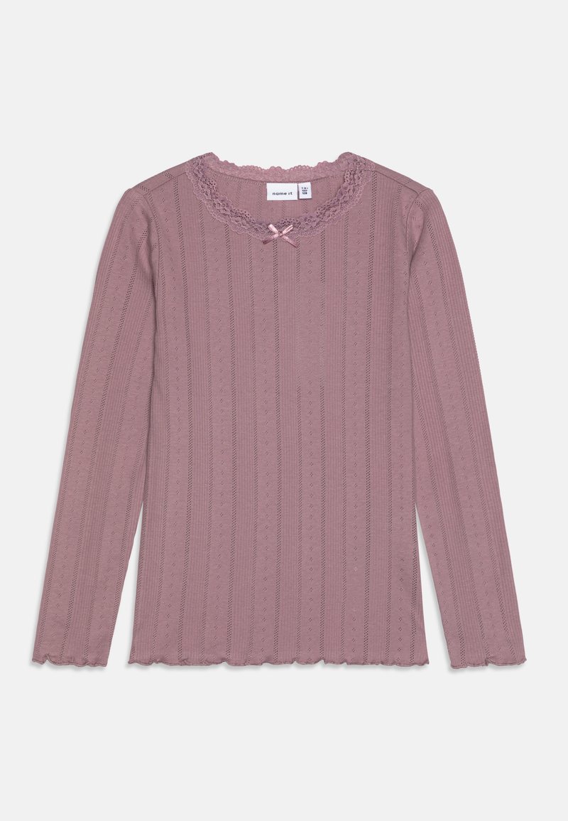 Dlhý rukáv, rebrovaný top v mauve s volánovým čipkovým golierom a detailom ružovej mašle, vyrobený z jemnej, textúrovanej látky.