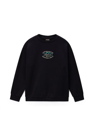 Sweat-shirt noir à manches longues et col rond avec un petit logo texte bleu clair et beige indiquant "Looking for the Northern Lights" et "Napapijri 960 24" à l'avant.