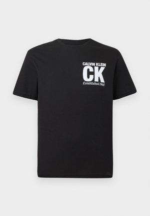 Černé bavlněné tričko s kulatým výstřihem, krátkými rukávy a bílým potiskem "CALVIN KLEIN CK Established 1968" na přední straně.