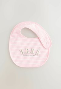 Bavoir à rayures roses en tissu doux, avec des lettres blanches écrivant "B.E.B.E." et "GRANDS SOURIRES TOUS LES JOURS" en dessous en gris, fixé par deux pressions.