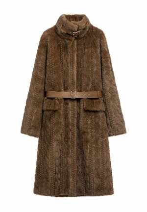 Brązowy płaszcz z imitacji futra z wysokim kołnierzem, ozdobiony teksturowanym wzorem warkocza, z dwoma przednimi kieszeniami i brązowym skórzanym paskiem.