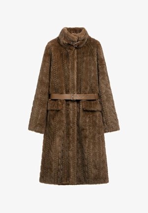 Brązowy płaszcz z imitacji futra z wysokim kołnierzem, ozdobiony teksturowanym wzorem warkocza, z dwoma przednimi kieszeniami i brązowym skórzanym paskiem.