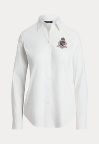 Witte lange mouwen button-up shirt met een klassieke kraag en een rood-zwarte geborduurde crest op de linkerborst. Gladde katoen stof.