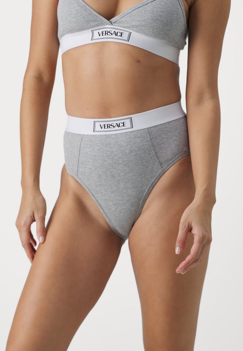 Boxers de algodão cinzentos de cintura alta, com uma textura canelada e uma faixa elástica branca com um detalhe de logotipo preto.