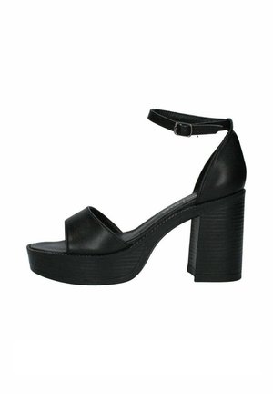 Sandal nero con tacco alto, caratterizzato da un tacco a blocco spesso e una piattaforma, in morbida pelle, con punta aperta e cinturino alla caviglia regolabile.