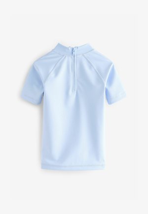 Garde de rash à manches courtes bleu clair faite d'un matériau lisse et extensible avec un col haut et une fermeture éclair au dos, dotée de coutures à plat.