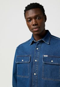 Wrangler LONG SLEEVE LOOSE FIT - Chaqueta vaquera - retro blue