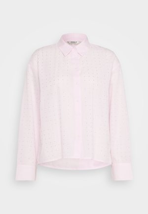 Chemise rose clair à manches longues, avec un col, des rayures verticales et de petits points argentés répartis uniformément sur le tissu.