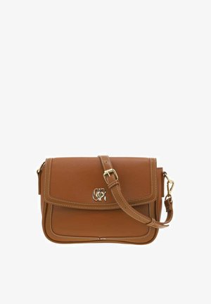 Sac bandoulière en cuir marron avec fermeture à rabat, quincaillerie dorée, coutures blanches contrastantes et logo en relief à l'avant.