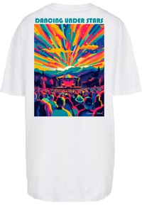Weißes T-Shirt mit einem bunten Grafikdesign, das eine Menge bei einem Konzert unter einem lebhaften Sonnenuntergang darstellt, mit stilisierten Bergen im Hintergrund.