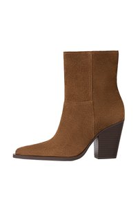 Stivaletto in suede marrone con punta affusolata e tacco impilato. Lo stivaletto presenta una texture liscia e un design senza cuciture senza hardware visibile.
