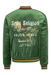 Groene fluwelen bomberjack met geborduurde details, waaronder tekst en ontwerpen in wit en kleurrijke accenten. Ribgebreide kraag en manchetten.