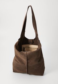 Bruine suède draagtas met een zachte textuur, met een enkele strap, een binnenzak en een decoratieve gestikte naad aan de onderkant.