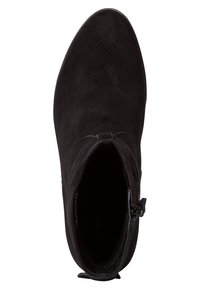 Stivaletto nero in suede con punta affusolata, chiusura laterale con zip e texture liscia. Il design è snello e presenta minimi dettagli.