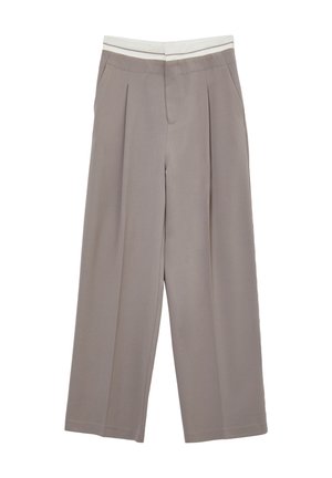 Pantaloni a gamba larga in tessuto grigio chiaro, con vita piatta e una striscia bianca, pinces e una texture liscia e fluida.