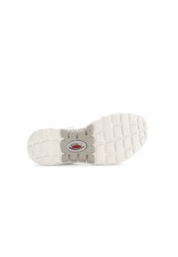 Sole di sneaker bianca con gomma texturizzata, caratterizzata da motivi rettangolari, un intersuola grigia e un logo circolare rosso e grigio al centro.