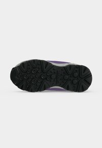Semelle de chaussure avec une bande de roulement en caoutchouc noir présentant des motifs circulaires et triangulaires et le nom de la marque Geox embossé au centre.