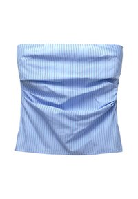 Svetlomodrý crop top bez ramienok s tenkými vertikálnymi bielymi a námorníckymi pruhmi, mierne zvrásnený a preložený.