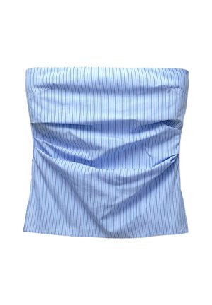 Lichtblauw, strapless crop top met dunne verticale witte en marineblauwe strepen, licht gekreukt en gevouwen.