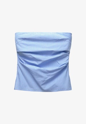 Crop top sans bretelles de couleur bleu clair, avec de fines rayures verticales blanches et marines, légèrement froissé et plié.