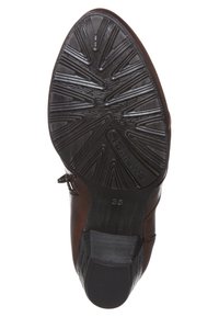 Semelle en cuir marron avec caoutchouc texturé pour une meilleure adhérence, présentant un motif en spirale et un nom de marque en relief, taille (35) visible sur la base.