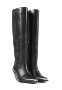 Bottes noires en cuir montantes, avec un design à bout pointu, des accents métalliques et un talon compensé pour plus de hauteur. Texture lisse et finition élégante.
