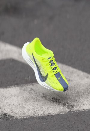 Neon gul løpesko med grå detaljer, mesh-overdel og en polstret såle, med en fremtredende svart Nike swoosh-logo.