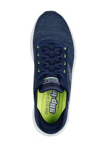 Zapatilla deportiva azul marino con parte superior de tejido transpirable, cordones, collar acolchado, plantilla verde brillante y suela blanca.