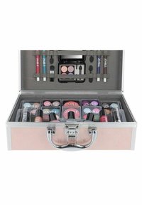 Makeupetui med pink struktureret ydre og sølvfarvede detaljer, indeholdende forskellige læbestifter, øjenskygger og applikatorer organiseret indeni.