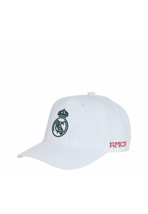 Biała czapka z daszkiem z czarnym logo Realu Madryt z przodu oraz czerwoną haftowaną literą "RMCP" z boku.