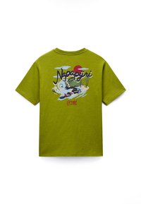 Πράσινο κοντομάνικο μπλουζάκι με πολύχρωμο γραφικό σχέδιο στην πλάτη που περιλαμβάνει τη λέξη "Napapijri", κύματα, ήλιο και φοίνικες.