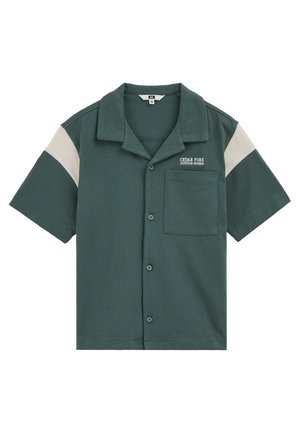 Ciemnozielona koszula na krótki rękaw na guziki z jasnobeżowymi paskami na ramionach, kieszenią na piersi oraz napisem „Cedar Fork Outdoor Division” z przodu.