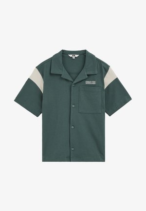 Chemise à manches courtes vert foncé avec des rayures beiges claires sur les épaules, une poche poitrine, et le texte "Cedar Fork Outdoor Division" sur le devant.